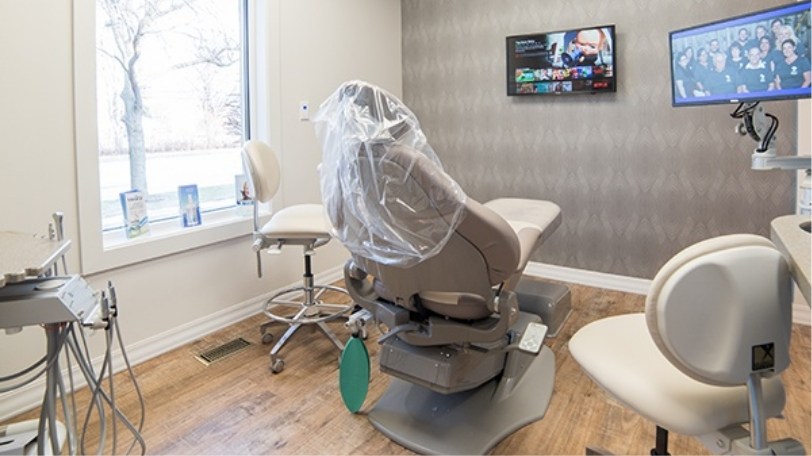 Dental treatment room with window